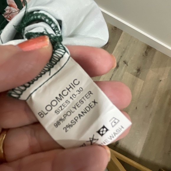 Green floral .beautiful dress - Picture 5 of 6